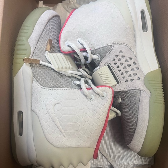 DS 10 Nike Air Yeezy Pure Platinum - Picture 2 of 3